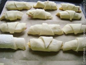 рогалики из дрожжевого теста с сыром и ветчиной