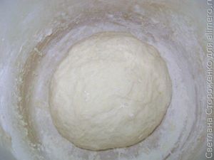 рогалики из дрожжевого теста с сыром и ветчиной