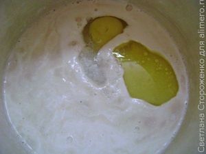 рогалики из дрожжевого теста с сыром и ветчиной