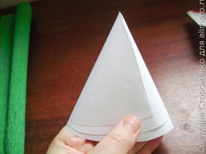 Елочка из гофрированной бумаги своими руками