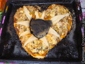 Мясная пицца в виде сердца
