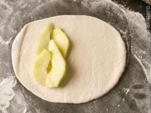 Дрожжевые булочки с яблоком и грушей