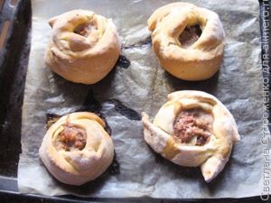 Булочки из дрожжевого теста с мясной начинкой
