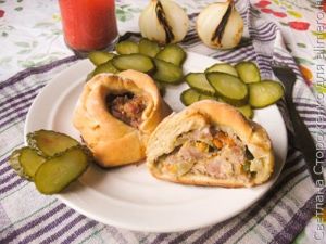 Булочки из дрожжевого теста с мясной начинкой