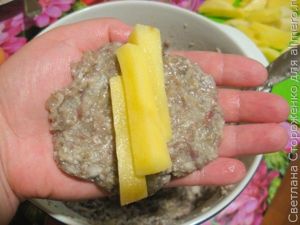 Мясные котлеты с картофельной начинкой