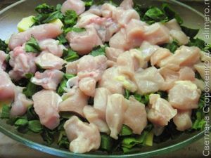 Овощная запеканка с курицей и щавелем
