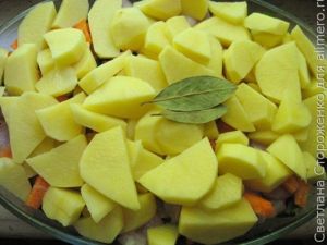 Овощная запеканка с курицей и щавелем