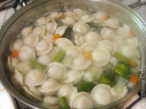 Овощной суп с пельменями