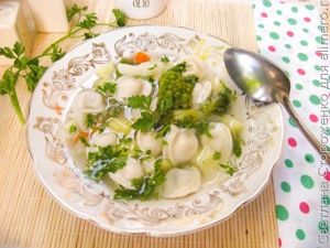 Овощной суп с пельменями