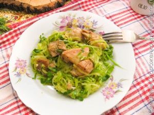 Куриное филе со спагетти из кабачка