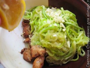 Куриное филе со спагетти из кабачка