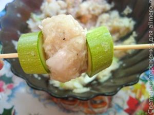 Куриный шашлык с кабачком в духовке