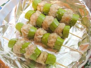 Куриный шашлык с кабачком в духовке