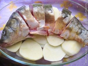Карп запеченный в духовке с овощным гарниром