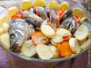 Карп запеченный в духовке с овощным гарниром
