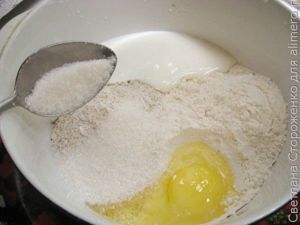 Пирог со сливами в мультиварке