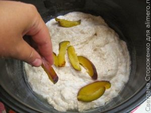 Пирог со сливами в мультиварке
