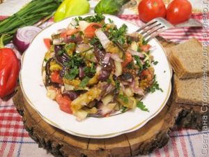 Теплый салат из баклажанов