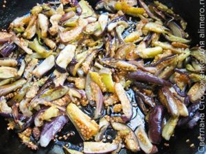 Теплый салат из баклажанов