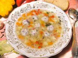 Вкусная уха с фрикадельками.