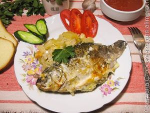 Запеченный карась на овощной подушке
