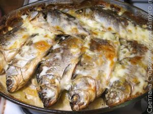 Запеченный карась на овощной подушке