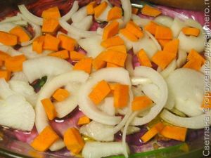 Запеченный карась на овощной подушке