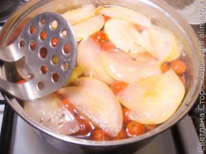 Компот из боярышника с яблоком