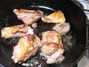 Овощи в горшочке с говяжьими ребрышками