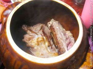Овощи в горшочке с говяжьими ребрышками