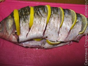 Карась запеченный в духовке с картошкой