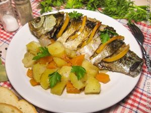 Карась запеченный в духовке с картошкой