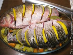 Карась запеченный в духовке с картошкой