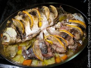 Карась запеченный в духовке с картошкой
