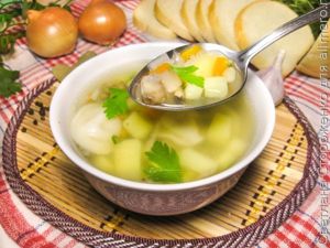 Простой суп с вешенками и пельменями