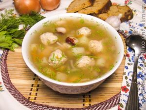 Суп с фасолью, лапшой и индюшиными фрикадельками