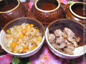 Ячневая каша со свининой в горшочках
