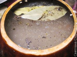 Ячневая каша со свининой в горшочках