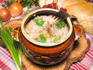 Ячневая каша со свининой в горшочках