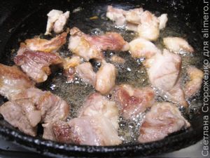 Ячневая каша со свининой в горшочках