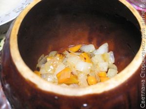 Ячневая каша со свининой в горшочках