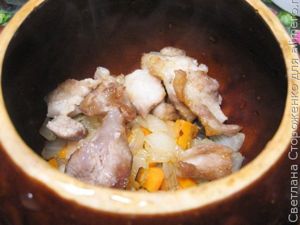 Ячневая каша со свининой в горшочках