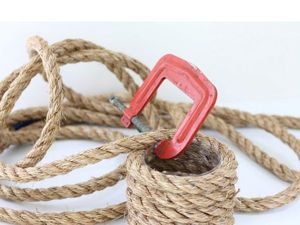 Обматывайте туго, не оставляя зазоры между рядами. Обрежьте канат и закрепите горячим клеем конец. Обматывайте туго, не оставляя зазоры между рядами. Обрежьте канат и закрепите горячим клеем конец.