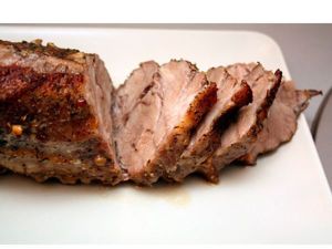 Чтобы мясо получилось мягким и сочным, перед запеканием оберните его банановой кожурой, закрепив ее ниткой. Особые ферменты сделают жесткое мясо мягким. Чтобы мясо получилось мягким и сочным, перед запеканием оберните его банановой кожурой, закрепив ее ниткой. Особые ферменты сделают жесткое мясо мягким.