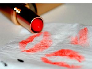 Чтобы смыть помаду с ткани, необходимо нанести на пятно зубную пасту и с силой потереть. Смыть теплой водой. При необходимости повторить процедуру. Чтобы смыть помаду с ткани, необходимо нанести на пятно зубную пасту и с силой потереть. Смыть теплой водой. При необходимости повторить процедуру.