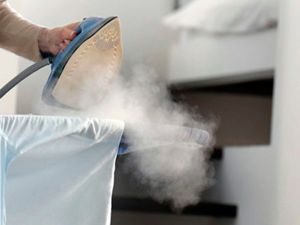 Обработка поверхностей паром поможет устранить царапины на деревянной мебели. Однако данный способ немного рискованный, поскольку под воздействием высокой температуры изделие может испортиться. Обработка поверхностей паром поможет устранить царапины на деревянной мебели. Однако данный способ немного рискованный, поскольку под воздействием высокой температуры изделие может испортиться.