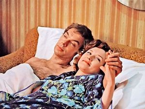 Москва слезам не верит. Москва пятидесятых годов. Три молодые провинциалки приезжают в Москву в поисках того, что ищут люди во всех столицах мира — любви, счастья и достатка. Их судьбы складываются именно так, как предполагает характер каждой из девушек. Москва слезам не верит. Москва пятидесятых годов. Три молодые провинциалки приезжают в Москву в поисках того, что ищут люди во всех столицах мира — любви, счастья и достатка. Их судьбы складываются именно так, как предполагает характер каждой из девушек.