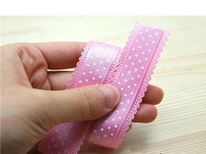 Отрежьте полоски из атласных лент длиной 35 см, опалим зажигалкой края, чтобы не осыпались. С помощью двустороннего скотча приклеим узкую ленту на широкую. Отрежьте полоски из атласных лент длиной 35 см, опалим зажигалкой края, чтобы не осыпались. С помощью двустороннего скотча приклеим узкую ленту на широкую.