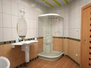 Интерьер ванной с душевой кабиной