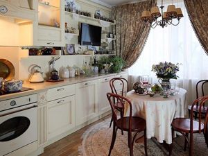Интерьер кухни с круглым столом